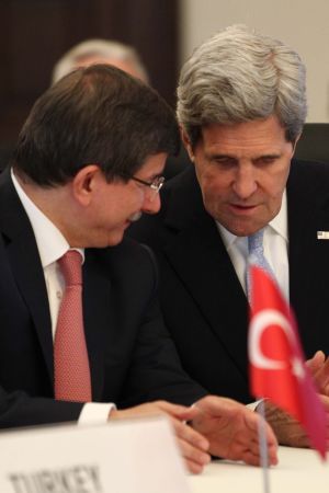 Turkiets och USA:s utrikesministrar på Syrienkonferens USAs utrikesminister diskuterar Syrien med Turkiets utrikesminister