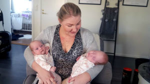 Jenny Sandelin med tvillingdöttrarna Olivia och Odelia. Jenny Sandelin med tvillingdöttrarna Olivia och Odelia.