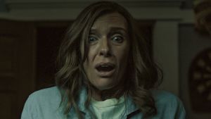 Toni Collette är skrämmande bra som mamman Annie i Hereditary. Närbild på Annie (Toni Colette) som ser skräckslagen ut.
