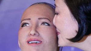 Sophia the robot, på konferens i Syd Korea, 30.01.2018. Sophia the robot, clad in traditional Korean dress 'hanbok,' reacts as Park Young-sun, a lawmaker of the ruling Democratic Party, kisses her cheek during a conference at a hotel in Seoul, South Korea, 30 January 2018. The social humanoid robot, developed