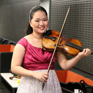 Minami Yoshida ennen Tshaikovskin viulukonserttoa.