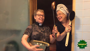 Rekolan kirkon pastori Vappu Olsbo (vas.) sekä kanttori Sirkku-Liisa Niemi saunan ovella löylykauha ja pesuharja käsissään.
