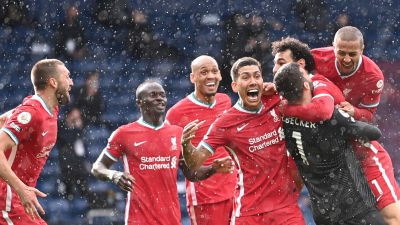 Liverpools spelare får fnatt efter segermålet.