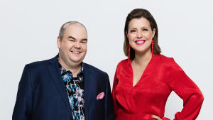 Eva Frantz och Johan Lindroos refererar Tävlingen för ny musik UMK på svenska. Juontajat Johan Lindroos ja Eva Frantz