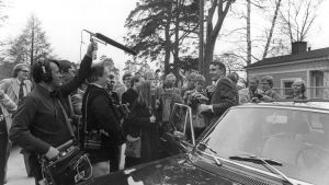 Mauno Koivisto efter ett möte med president Kekkonen vid Villa Ekudden. Mauno Koivisto stiger ut ur en bil och blir omringad av journalister.