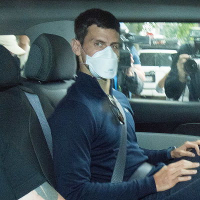 Novak Djokovic lämnar hotellet, där han tillbringat de senaste dagarna, i en bil.
