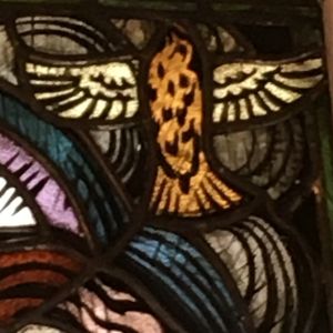 Den helige ande symboliserad av en duva finns som glaskonstverk i ett av Brändö kyrkas fönster. Den helige anden i form av en duva på glaskonstfönster i Brändö kyrka.