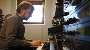 Kebu jobbar helst ensam. Här jobbar han på en Yamaha CS 50 som producerades år 1977. Man spelar synt