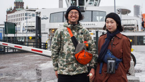 – En fem euros avgift är ganska hög men jag tycker att ön är värd avgiften, säger turisten Akane Jibu (t.h.) från Japan, som besökte ön på måndagsförmiddagen tillsammans med Junichi Sato. De japanska turisterna Junichi Sato (t.v.) och Akane Jibu, som just kommit med färjan från Sveaborg till Salutorget.