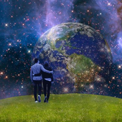 Oändligheten illustrerad genom ett par som tittar på jorden från en annan planet.