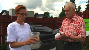 Tor-Erik Enberg tar hem sin glasvas igen. Soppolis Rakel Allén berättar vart Tor-Erik Enberg ska lägga glasvasen.