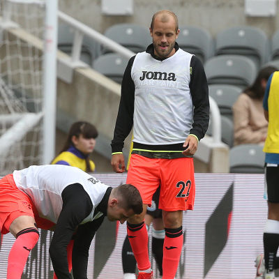 Teemu Pukki värmer upp med lagkamrater.