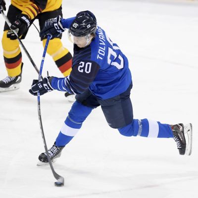 Eeli Tolvanen laukoo.