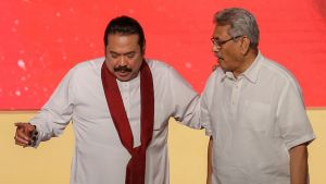 Bröderna Gotabaya och Mahinda Rajapaksa har länge dominerat Sri Lankas politik och vördas av många bland majoritetsfolket singaleser Bröderna Gotabaya och Mahinda Rajapaksa har länge dominerat Sri Lankas politik och vördas av många bland majoritetsfolket singaleser