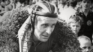Harry Hannus tog sju segrar på raken i Borgåloppet på 1970-talet. Totalt har han nio segrar, flest av alla. Harry Hannus efter målgång i Borgåloppet med segerkransen runt nacken