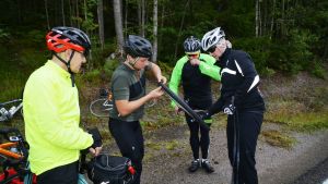 Under touren finns alltid hjälpande kompisar till hands om det krånglar med däcken, till exempel. På bilden Roland Lind, Anas Haj Hasan, Patrik Lind och Mikael Björkman, som deltog i fjol. Cykelpunktering under Tour de Östnyland 2017.