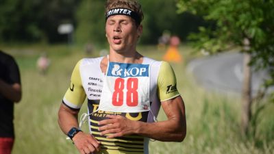 En triathlet kommer i mål.