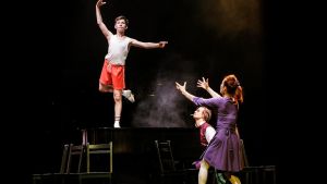 Billy Elliot. Billy Elliot (Kalle Lorenz) tillsamman med balettlärarinnan spelad av Emmi Kangas och pianisten spelad av Ville Seivo.