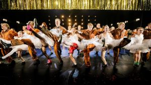 Glitter och glamour, balettkjolar och gruvarbetare. I mitten Robin Asukas, som delar rollen som Billy Elliot med Silas Lorenz och Kalle Lorenz. Gliiter och glamour, balettkjolar och gruvarbetare. I mitten Robin Asukas, som delar rollen som Billy Elliot med Silas Lorenz och Kalle Lorenz.