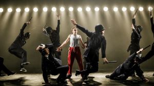 Kalle Lorenz som Billy Elliot i ett nummer med dansande poliser. Kalle Lorenz som Billy Elliot i ett nummer med dansande poliser.