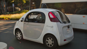 Googlen itseajava auto Kaliforniassa pääkonttorin tiluksilla vuonna 2015. Googlen itseajava auto Googlen pääkonttorin tiluksilla Kaliforniassa vuonna 2015.
