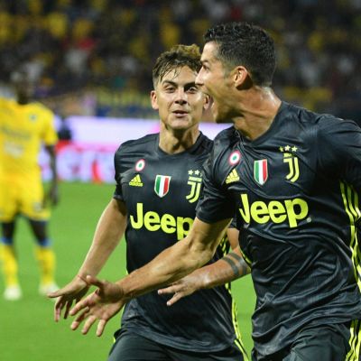 Cristiano Ronaldo juhlii maalia.