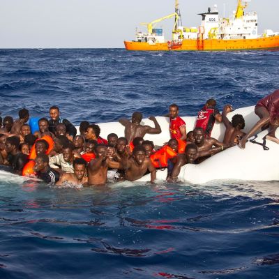 Flyktingar som räddas och förs till Lampedusa.
