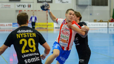 Victor Westerlund skjuter bollen mot mål.