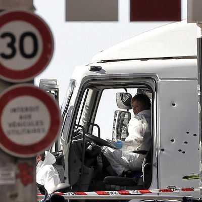 Polisens tekniker undersöker lastbilen som körde ihjäl människor i Nice.