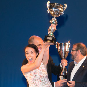 Katja Köngäs fick tävlingens enda personliga pris. Katja Köngäs står med en stor pokal i händerna.