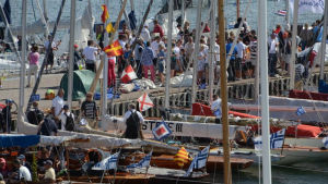 Regattan i Hangö för med sig mycket folk till staden. Om Hangö inte gör något för att locka mera båtfolk så kommer även regattan att vara hotad, anser arrangören HSF. Folkvimmel på Hangö regatta 2016.
