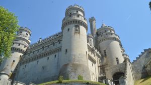 Pierrefonds, keskiaikainen linna, 15 km Compiègnestä, on restauroitu täyteen loistoon. Pierrefonds'nin linnaa alettiin rakentaa 1300-luvun lopussa ja on täysin entisöity. Se sijaitsee 15 km Compiènestä, Ranskassa lähellä Belgian rajaa.