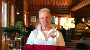 För Paul Luoto har svenskan blivit en passion. Paul Luoto sitter i ett rum med stockväggar