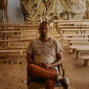 Elokuvateatterinhoitaja Abdikafi Mohamed Ibrahim telttakinossa