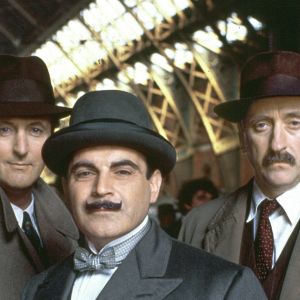 Vahaviiksinen etsivänero Hercule Poirot ratkoo rikoksia pitkissä elokuvissa.