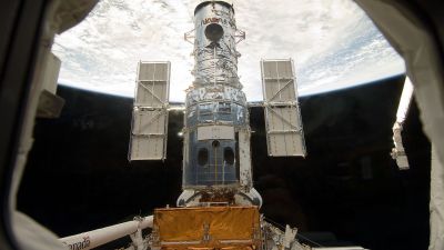 Rymdteleskopet Hubble lämnar rymdfärjans lastrum.