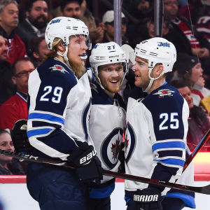 Den här kedjan fungerade i fjol. Patrik Laine, Nikolaj Ehlers och Paul Stastny jublar.