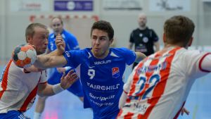 Filip Söderlund stod för tre mål i den tredje semifinalen. Dickens Filip Söderlund försöker ta sig förbi BK:s spelare.