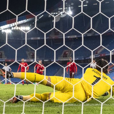 Yann Sommer torjuu Sergio Ramosin rankkarin.