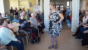 Birgitta Högkvist är en av modellerna på modevisningen. Birgitta Högkvist går på catwalken.