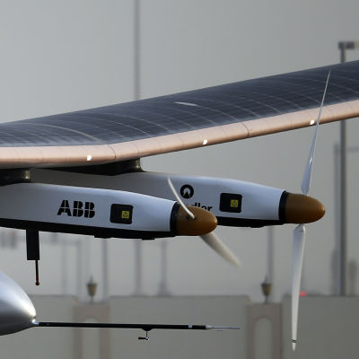 Solar Impulse 2 på väg från Abu Dhabi till Oman 9.3. 2015