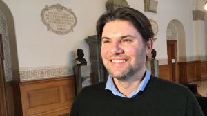 "Vi hoppas vi kan rycka upp problemen med rötterna, så att Danmark är utan ghetton år 2030", säger riksdagsledamoten Mads Fuglede (V). Porträttbild på Venstres riksdagsledamot Mads Fuglede.