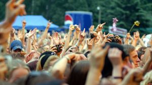 Sebastian märkte snabbt att många andra led av liknande problem. Publik följer med en rockkonsert