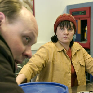 Tarpeetomia ihmisiä -elokuvassa Työttömäksi jäänyt Kari (Hannu-Pekka Björkman) alkaa mustasukkaisesti vainota vaimoaan (Sari Mällinen).