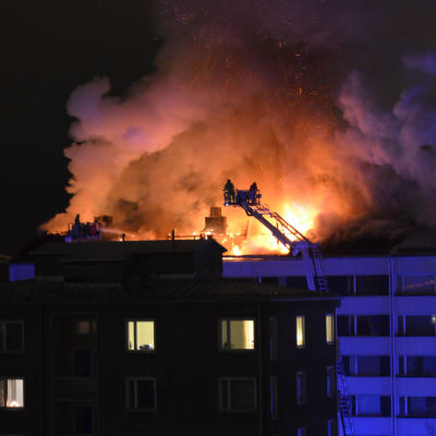 Räddningsverket släcker vindsbrand i centrum av Åbo 2.1.2016.
