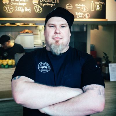MasterCher Suomi -kisan 2012 voittaja Mika Tuomonen avasi tammikuussa 2017 uuden hampurilaisbaarin.