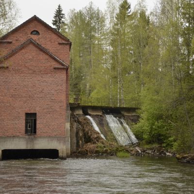 Kangaskosken voimalaitos alapuolelta kuvattuna.