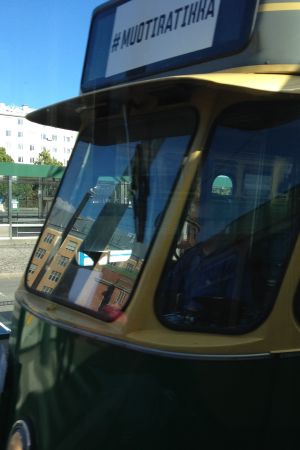 Modespårvagnen kör en rutt via Berghäll, centrum och Rödbergen. Modespårvagnen kör runt i Helsingfors 3-5.8.2015