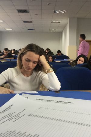 I Kosovo leder goda studieresultat inte alltid till jobb. Tentamen pågår vid universitetet i Pristina, Kosovo