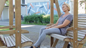 Sanna haluaa auttaa muita päihderiippuvaisia. Sanna Autio istuu keinussa ulkona